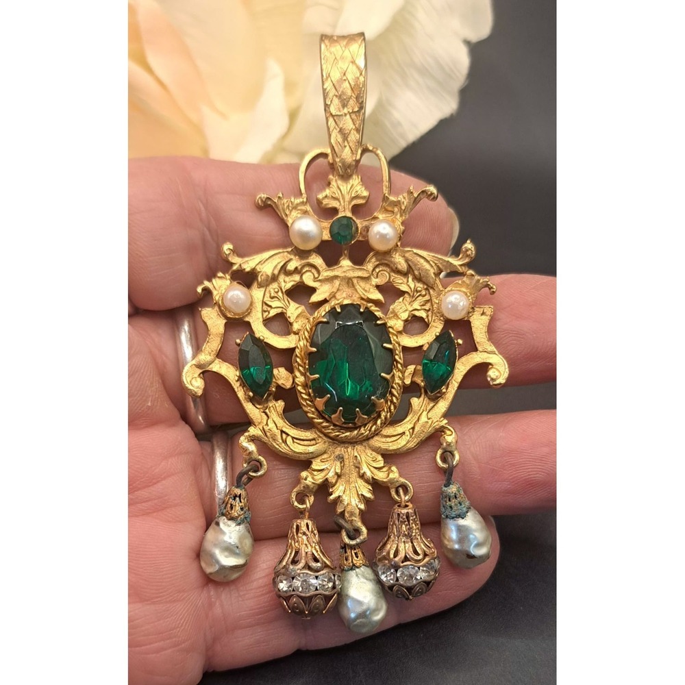 Vintage COROCRAFT Shield Design Brooch Green Glass Stones Dangle Baroque Pearls - Picture 6 of 9